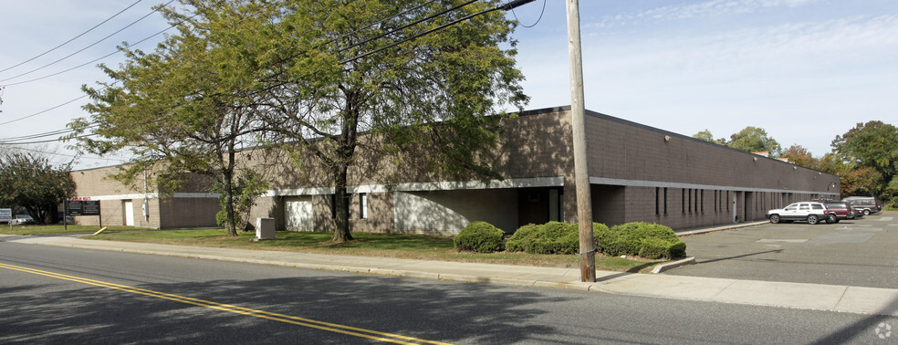 561 Acorn St, Deer Park, NY à louer - Photo de l’immeuble – Image 2 sur 19