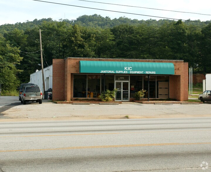 2570 N Pleasantburg Dr, Greenville, SC à vendre - Photo de l’immeuble – Image 2 sur 3