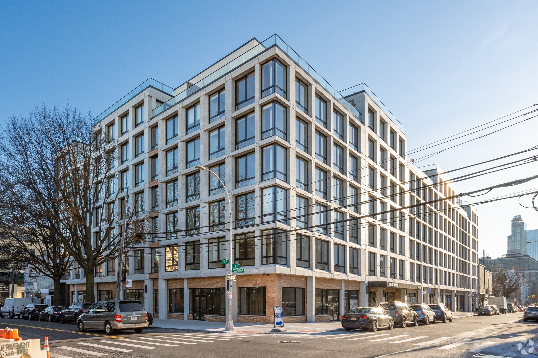 37-11 30th St, Long Island City, NY à louer Photo principale– Image 1 sur 11
