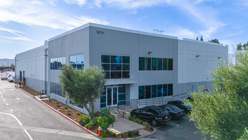 9031 N Lurline Ave, Chatsworth, CA à louer - Photo principale – Image 1 sur 60