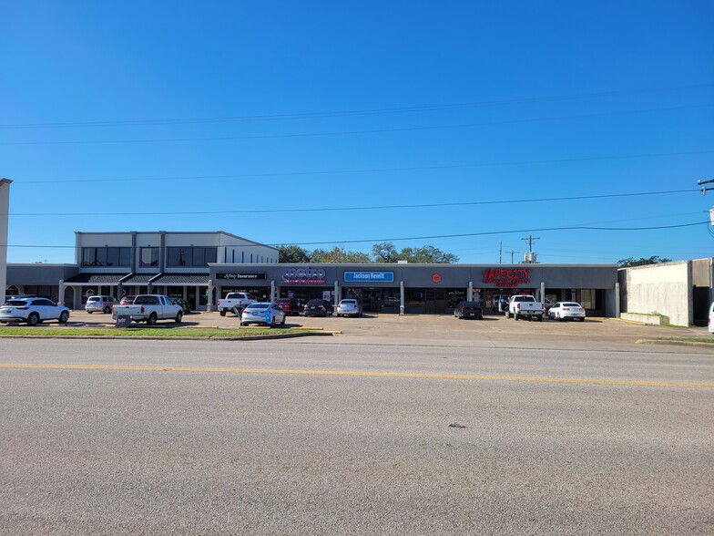 106-204 Dixie Dr, Clute, TX à louer - Photo de l’immeuble – Image 1 sur 1