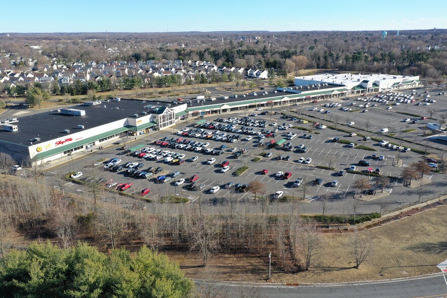 319 US Highway 130, East Windsor, NJ à louer - Photo de l’immeuble – Image 1 sur 9
