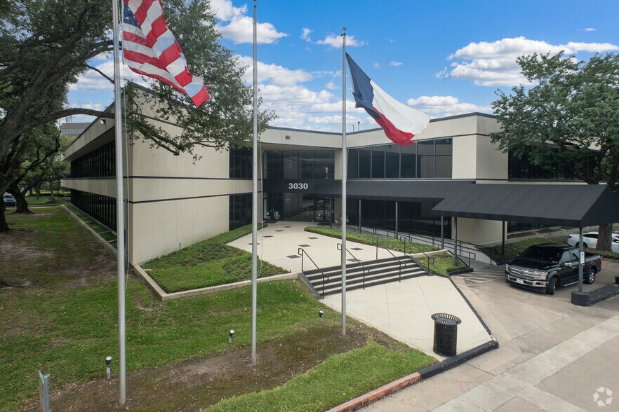 3030 S Gessner Rd, Houston, TX à louer - Photo de l’immeuble – Image 1 sur 13