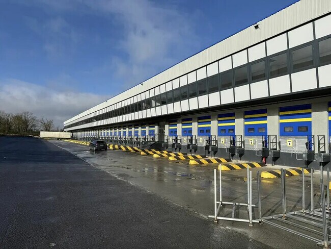 Plus de détails pour 8 Rue De La Ferme Saint Ladre, Fosses - Bureau, Industriel/Logistique à louer