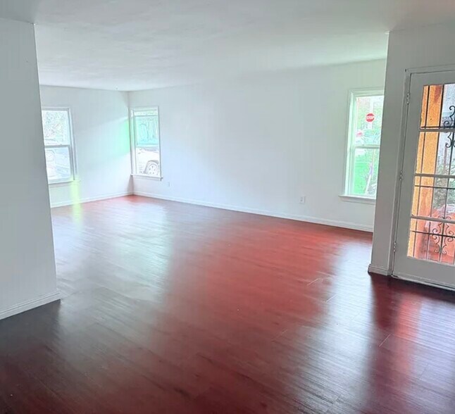 2219-2221 Pine Ave, Long Beach, CA à vendre - Photo de l’immeuble – Image 3 sur 8