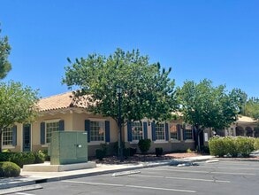 3027 E Warm Springs Rd, Las Vegas, NV à louer Photo de l’immeuble– Image 2 sur 15