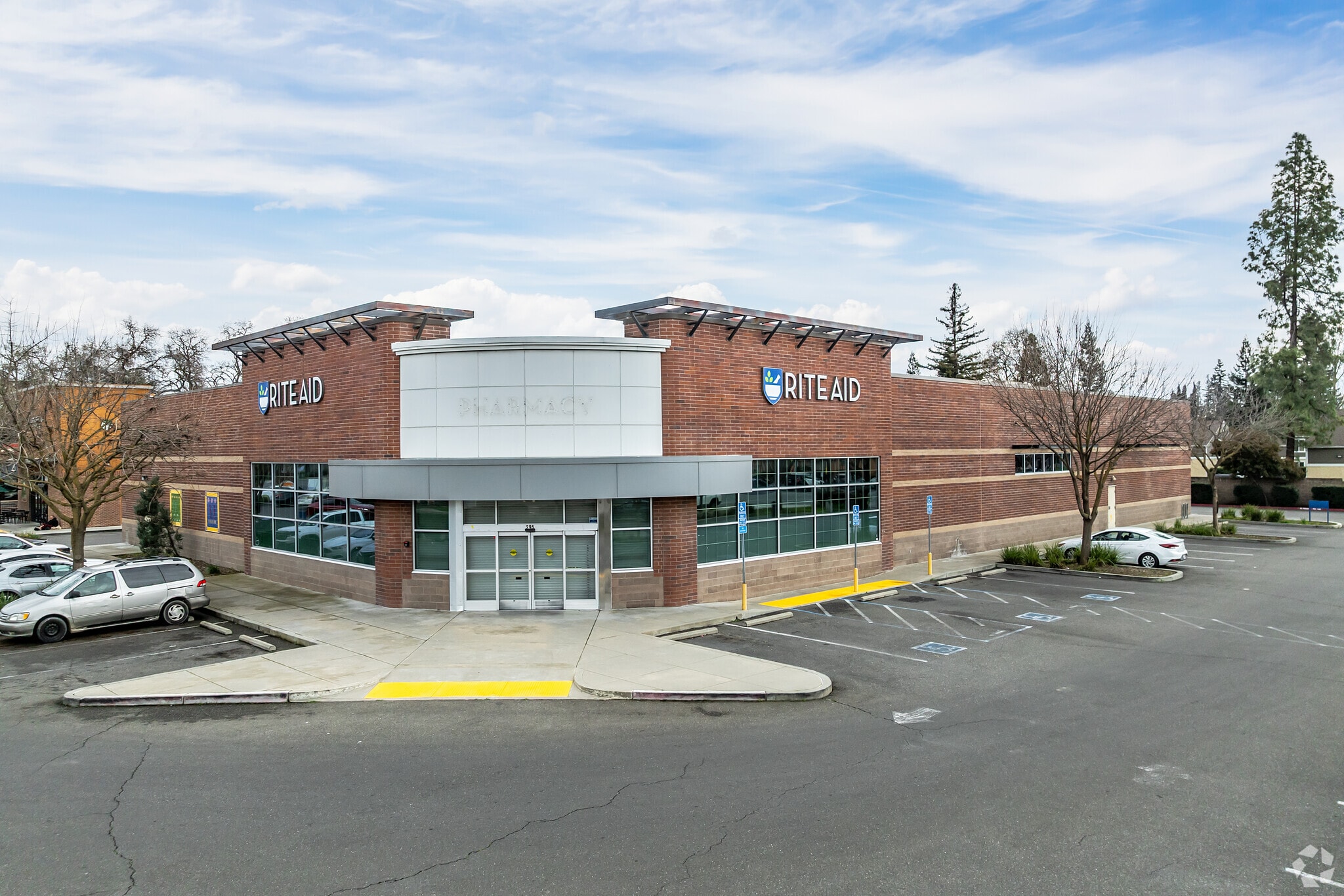 295 W Main St, Woodland, CA à louer Photo principale– Image 1 sur 4
