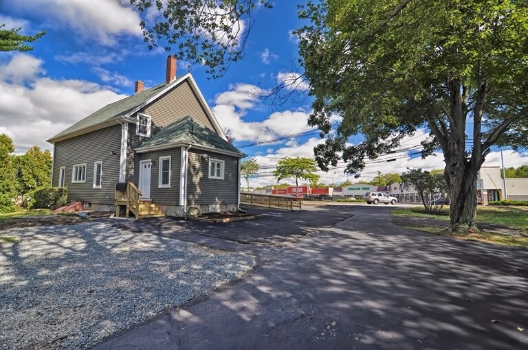 661 South St W, Raynham, MA à louer - Photo de l’immeuble – Image 2 sur 14