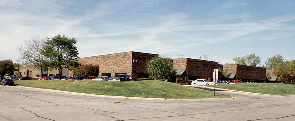 910 Riverside Dr, Elmhurst, IL à louer - Photo de l’immeuble – Image 3 sur 8