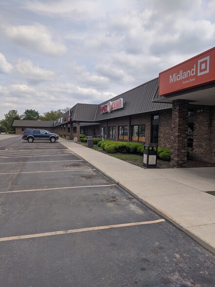 621-633 Harlem Rd, Machesney Park, IL à louer - Photo de l’immeuble – Image 2 sur 4