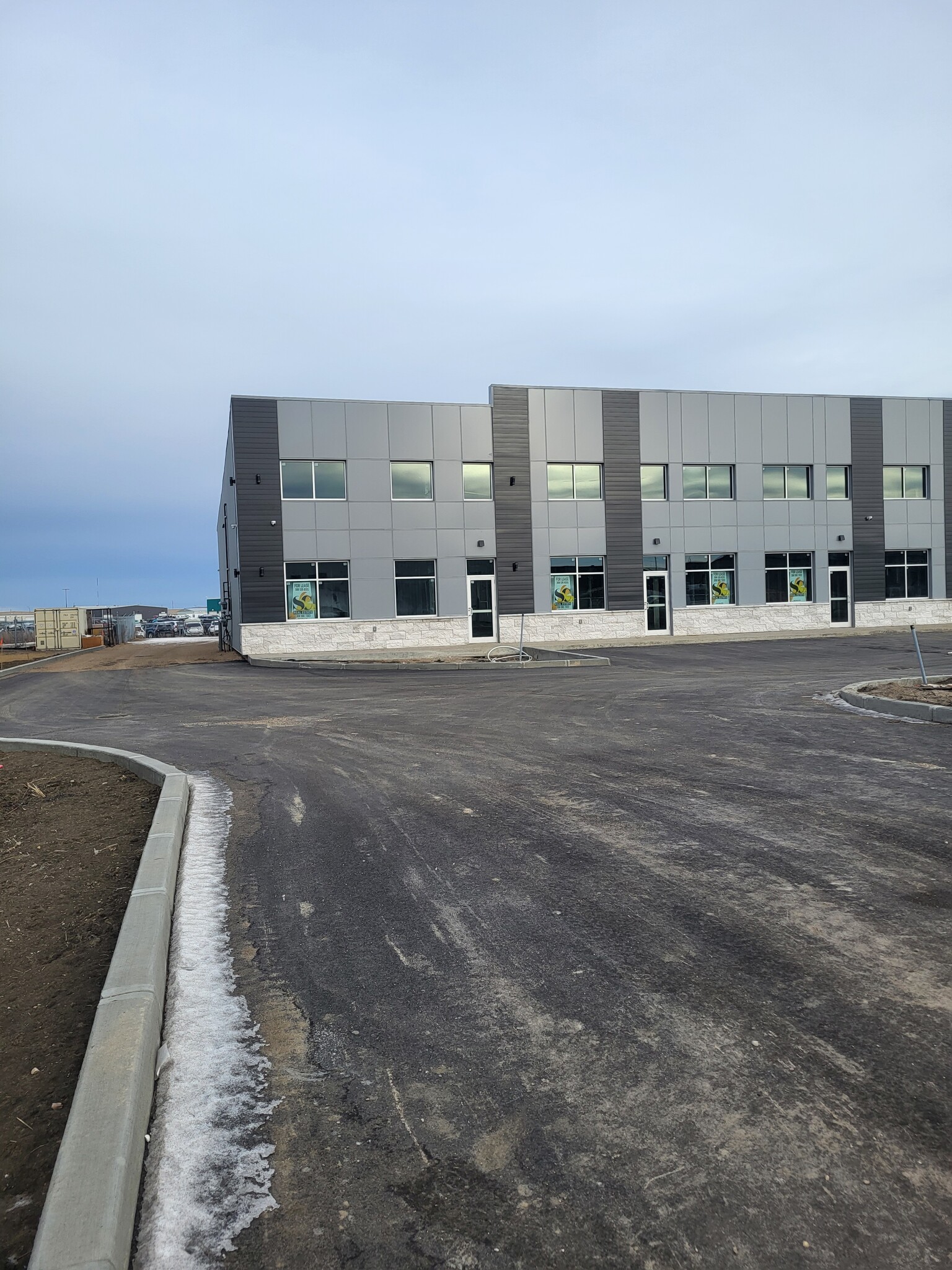 2202-2210 E Redbear Av, Regina, SK à louer Photo de l’immeuble– Image 1 sur 9