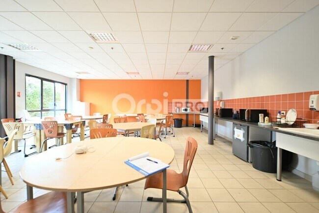 Plus de détails pour 117 Rue Pablo Picasso, Mâcon - Bureau à louer