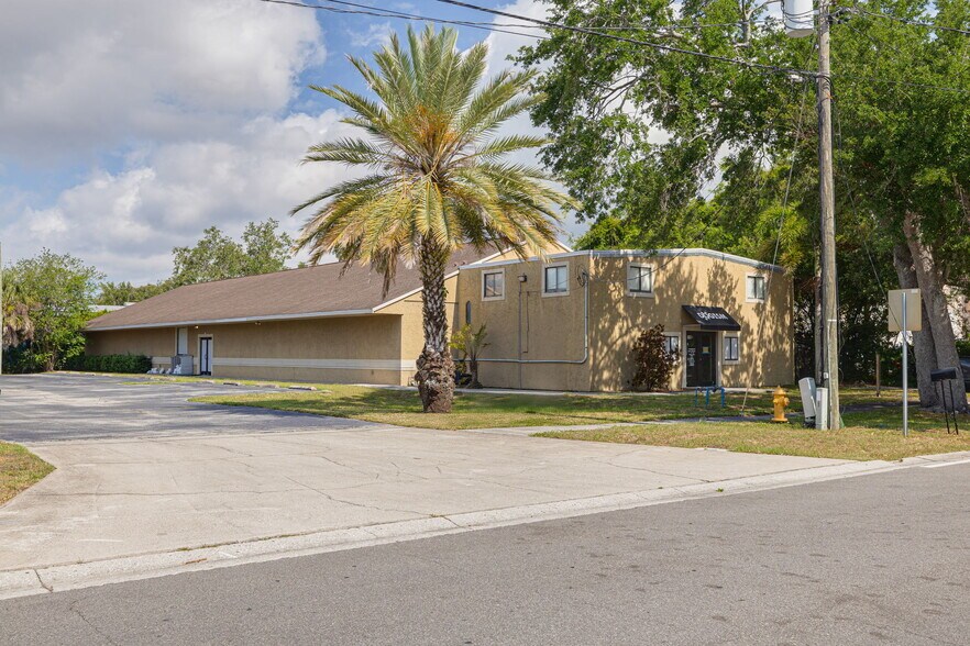 110 Pine Ave, Oldsmar, FL à vendre - Photo de l’immeuble – Image 1 sur 26