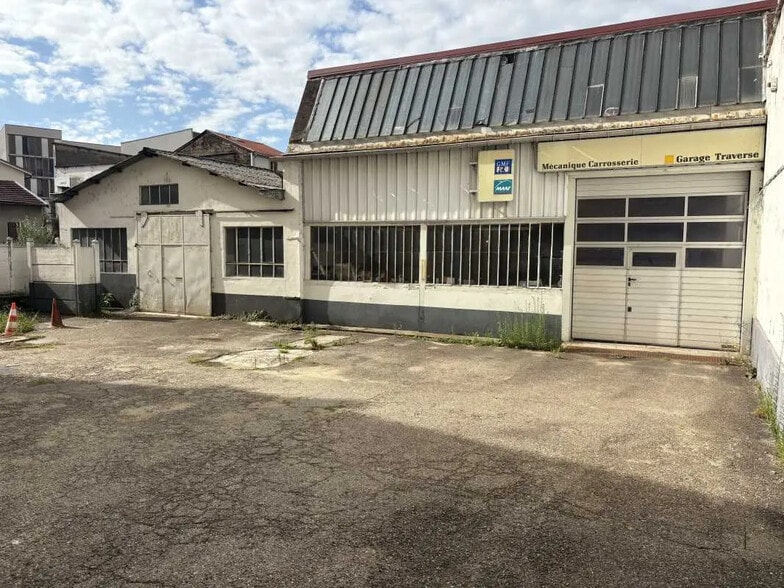 Local d’activités dans Oullins à louer - Photo de l’immeuble – Image 2 sur 11