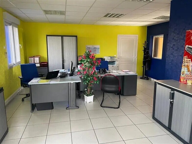 Local d'activités dans Vendôme à vendre - Photo de l’immeuble – Image 3 sur 9