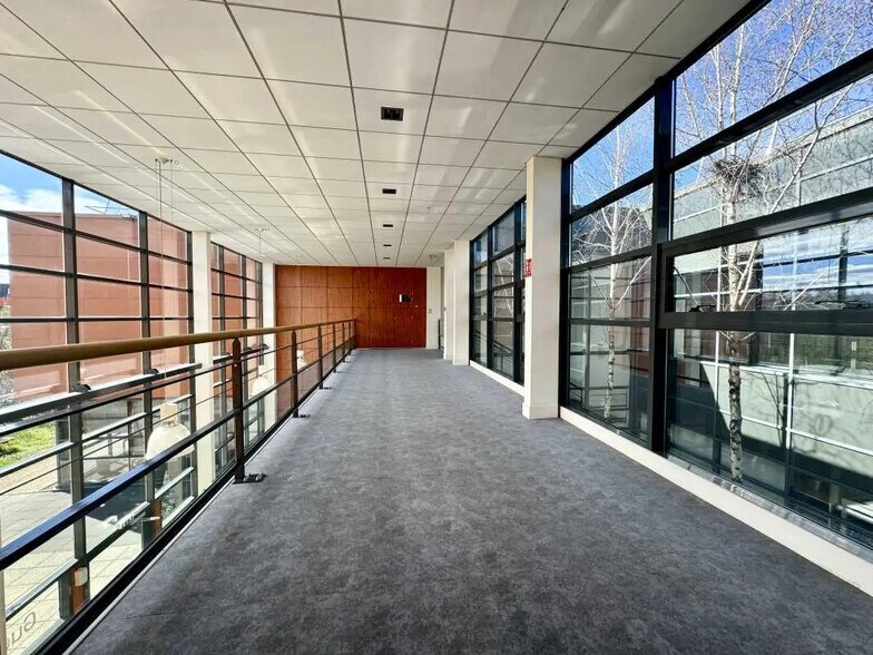 117 Allée Des Parcs, Saint-Priest à louer - Photo de l’immeuble – Image 1 sur 15