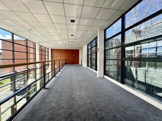 Plus de détails pour 117 Allée Des Parcs, Saint-Priest - Bureau à louer