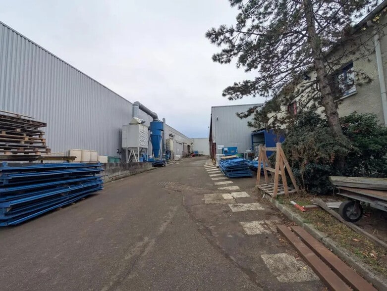 Local d’activités dans Buchelay à louer - Photo de l’immeuble – Image 3 sur 15