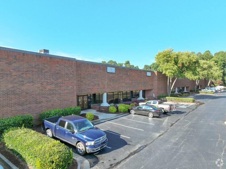 2233 Interstate North Dr, Charlotte, NC à louer - Photo de l’immeuble – Image 2 sur 5