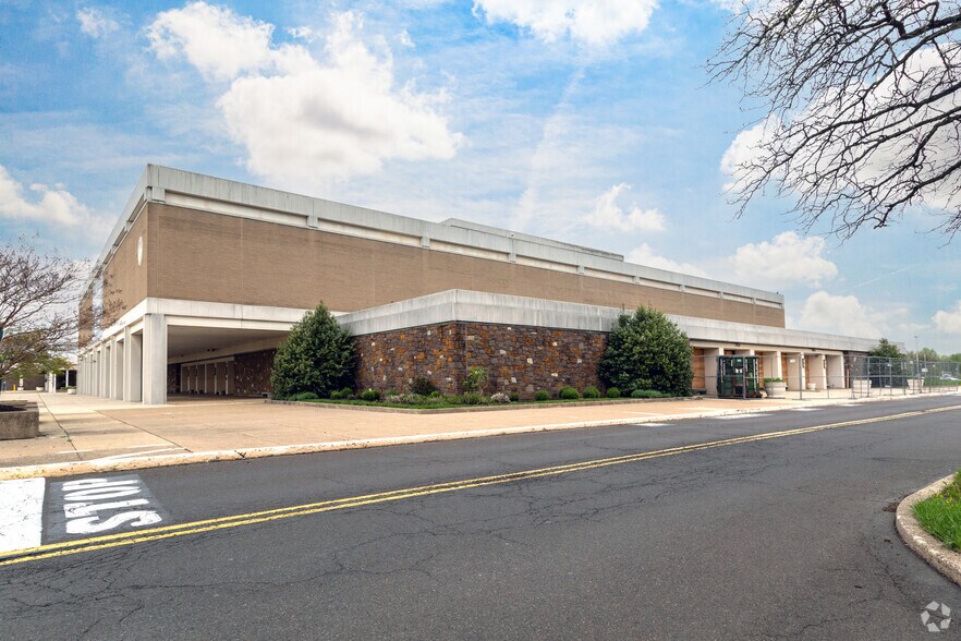 100 Neshaminy Mall, Bensalem, PA à louer - Photo principale – Image 1 sur 3