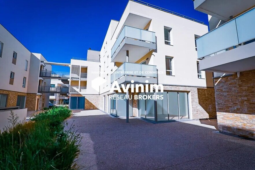 Local commercial dans Pusignan à vendre - Photo de l’immeuble – Image 3 sur 3