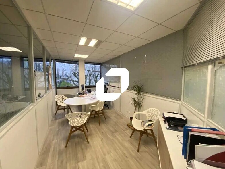 Bureau dans Osny à louer - Photo de l’immeuble – Image 3 sur 10