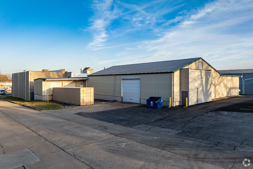1300 W Poplar St, Springfield, MO à louer - Photo principale – Image 1 sur 5