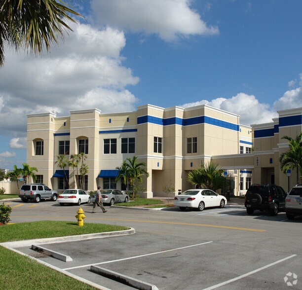 1961 NW 150th Ave, Pembroke Pines, FL à louer - Photo de l’immeuble – Image 1 sur 22