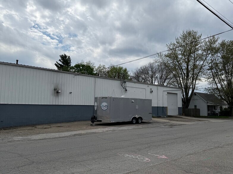 230 Bridge St, Mooresville, IN à louer - Photo de l’immeuble – Image 3 sur 13
