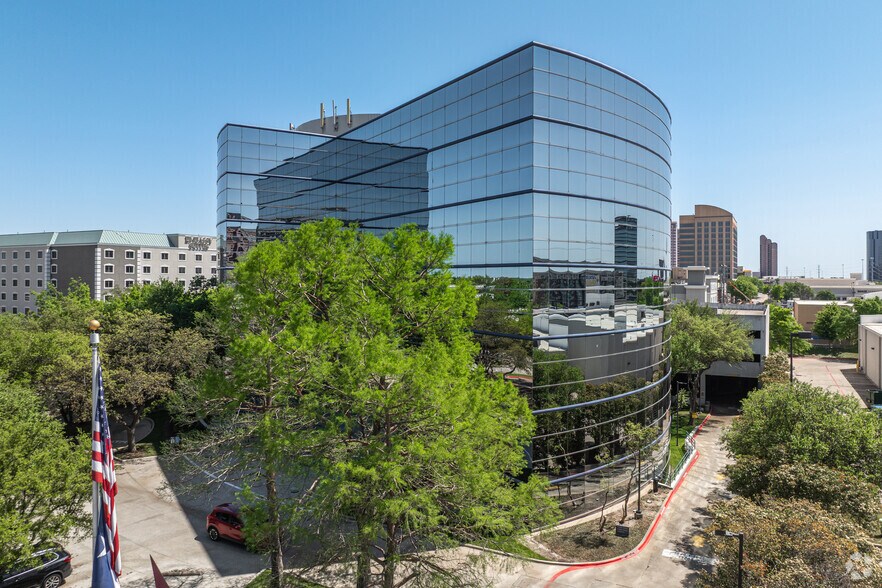 5220 Spring Valley Rd, Dallas, TX à louer - Photo de l’immeuble – Image 2 sur 9