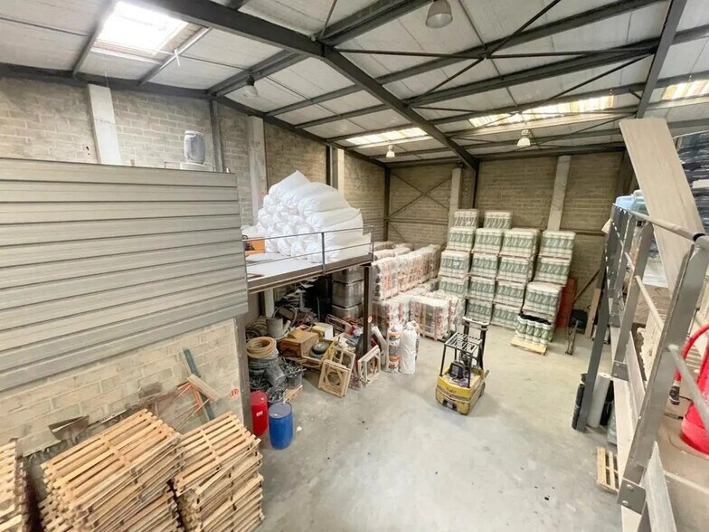 Industriel/Logistique dans Carrières-sur-Seine à vendre - Photo de l’immeuble – Image 2 sur 14