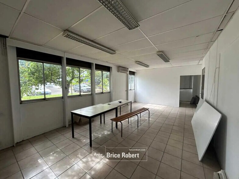 Local d'activités dans Meyzieu à vendre - Photo de l’immeuble – Image 2 sur 5
