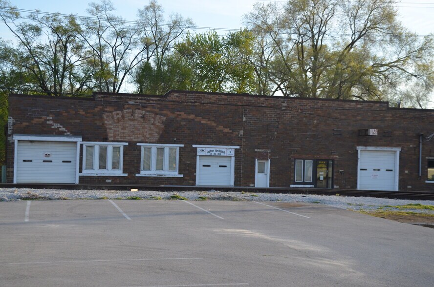 121 E Hydraulic St, Yorkville, IL à louer - Photo de l’immeuble – Image 2 sur 14