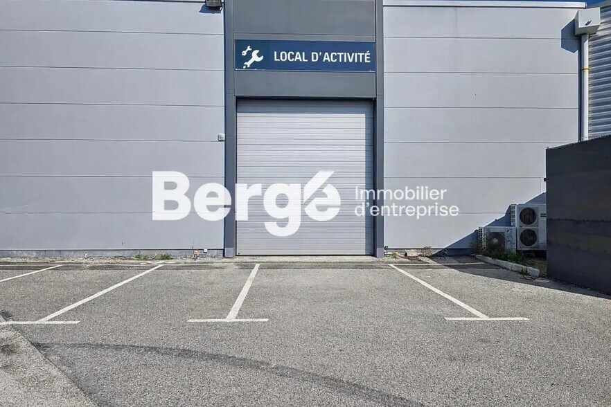 Local commercial dans Mandelieu-la-Napoule à louer - Photo de l’immeuble – Image 2 sur 9