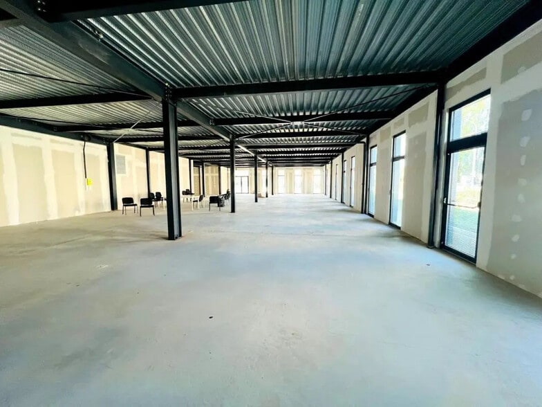 Local commercial dans Plaisir à louer - Photo de l’immeuble – Image 2 sur 10