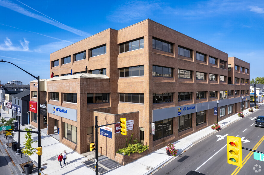 277 Lakeshore Rd E, Oakville, ON à louer - Photo de l’immeuble – Image 2 sur 6