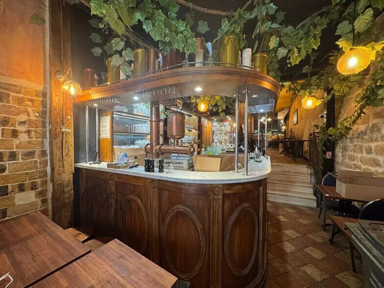 Local commercial dans Paris à louer - Photo de l’immeuble – Image 2 sur 8