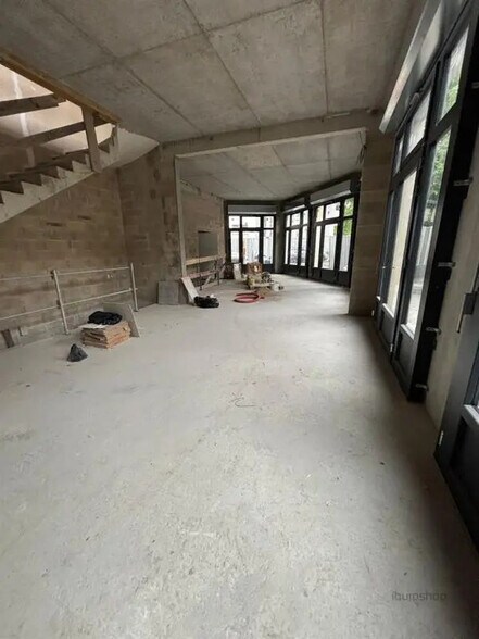 Local commercial dans Saint-Denis à louer - Photo de l’immeuble – Image 3 sur 4