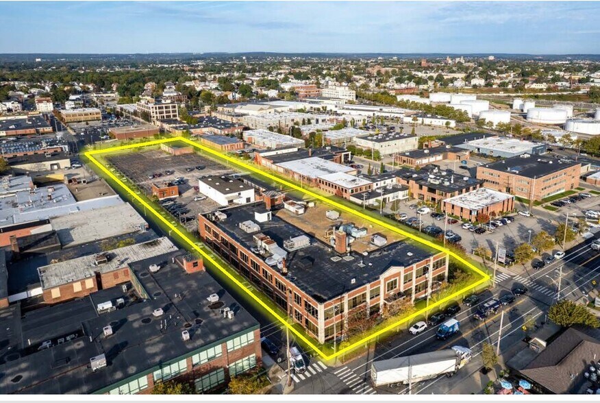 735 Allens Ave, Providence, RI à vendre - Photo de l’immeuble – Image 1 sur 59