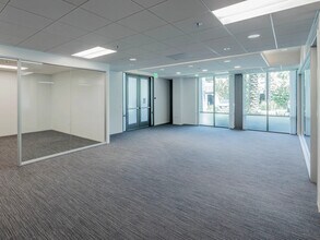 10590 W Ocean Air Dr, San Diego, CA à louer Photo intérieure– Image 1 sur 10