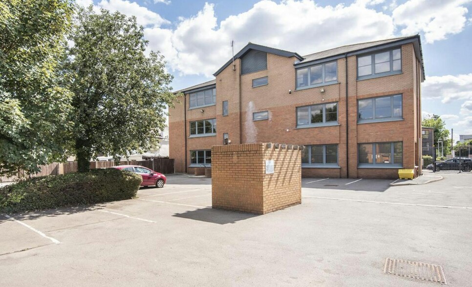 1 Station Appr, Staines à louer - Photo de l’immeuble – Image 3 sur 3