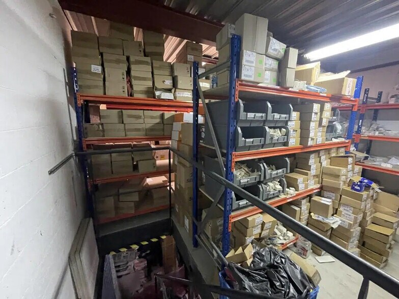 Local d'activités dans SAINT-OUEN-L'AUMONE à vendre - Photo intérieure – Image 2 sur 14