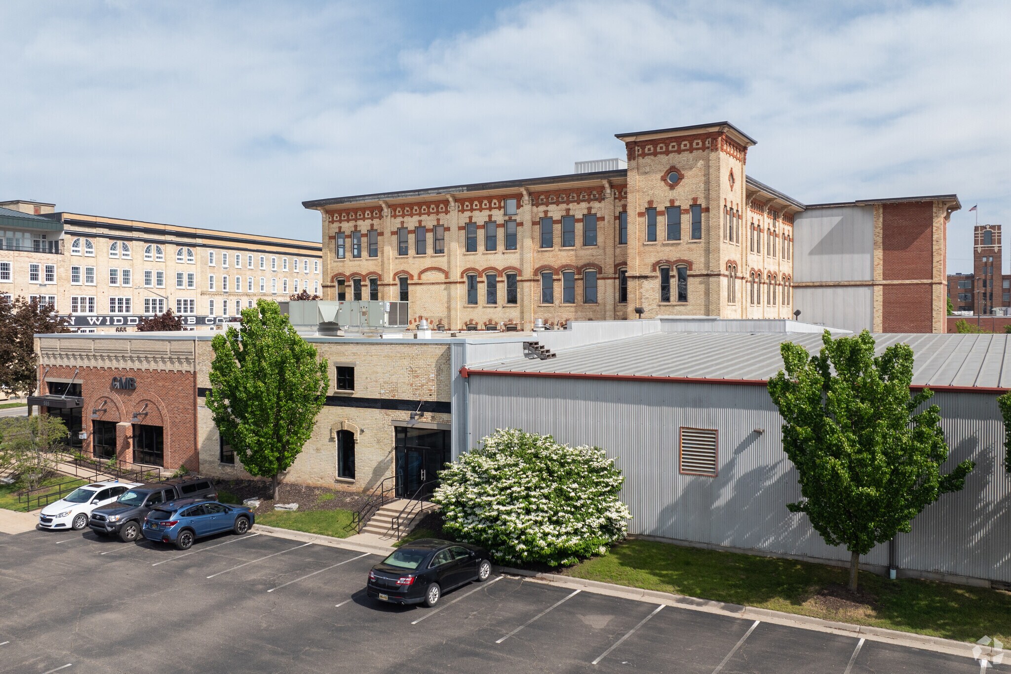 560 5th St NW, Grand Rapids, MI à louer Photo principale– Image 1 sur 16