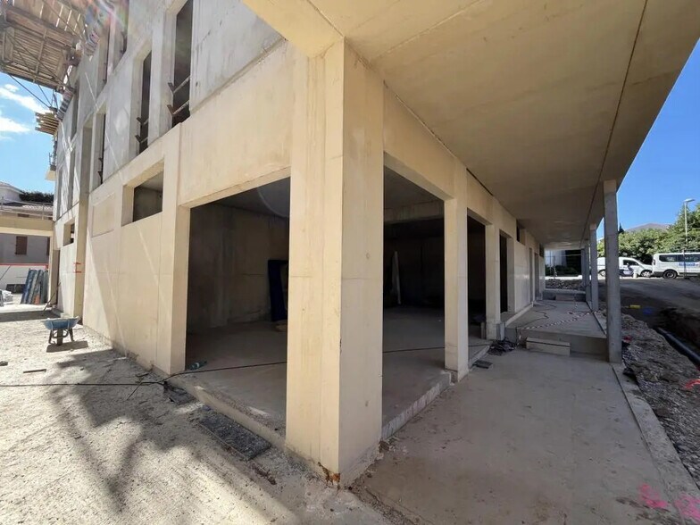 Local d'activités dans La Farlède à vendre - Photo de l’immeuble – Image 3 sur 4