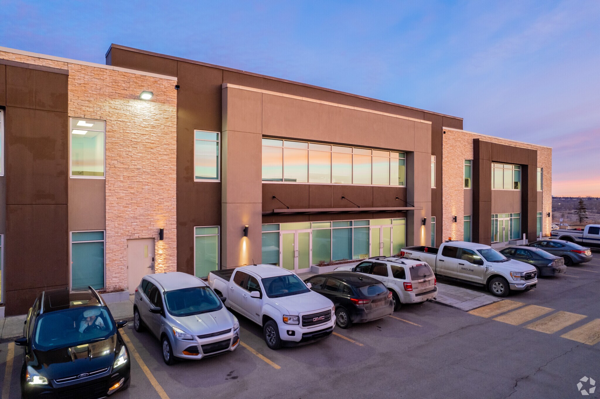 8832 Blackfoot Trl SE, Calgary, AB à louer Photo principale– Image 1 sur 10