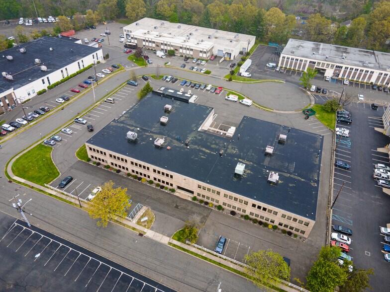 32 Spruce St, Oakland, NJ à louer - Photo de l’immeuble – Image 1 sur 12