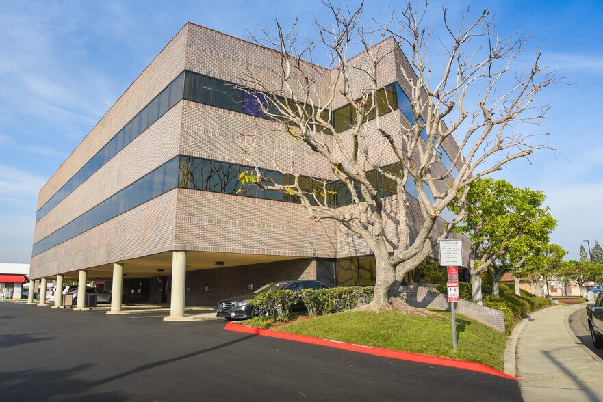 17592 E 17th St, Tustin, CA à louer - Photo de l’immeuble – Image 2 sur 3