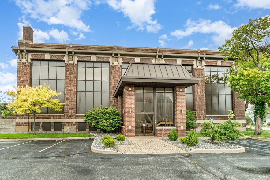135 Washington Ave, Bay City, MI à vendre - Photo de l’immeuble – Image 3 sur 61