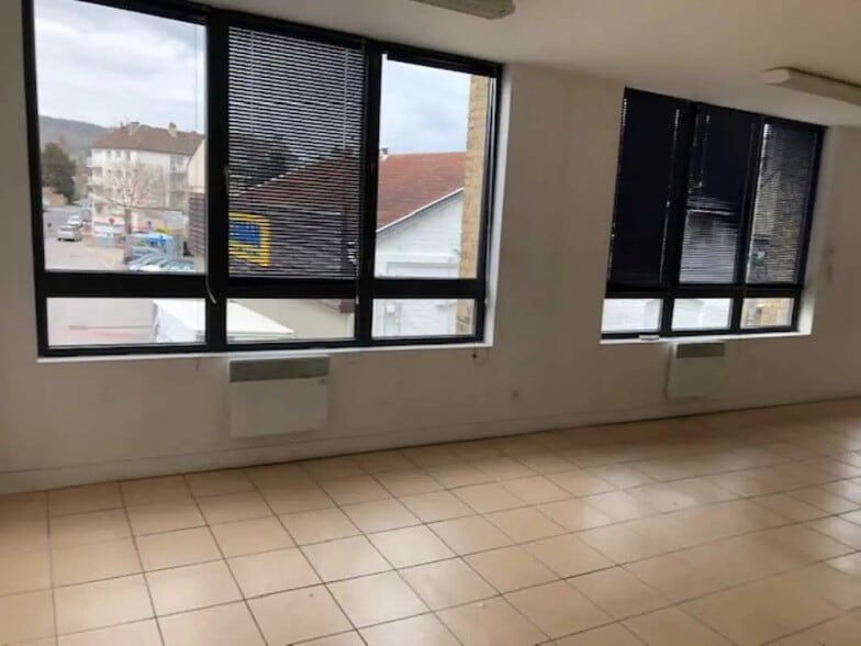 Local d'activités dans Elbeuf à vendre - Photo de l’immeuble – Image 1 sur 4