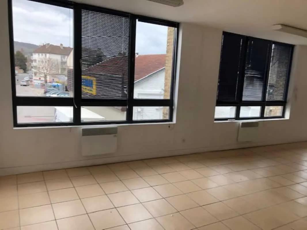 Local d'activités dans Elbeuf à vendre Photo intérieure– Image 1 sur 5